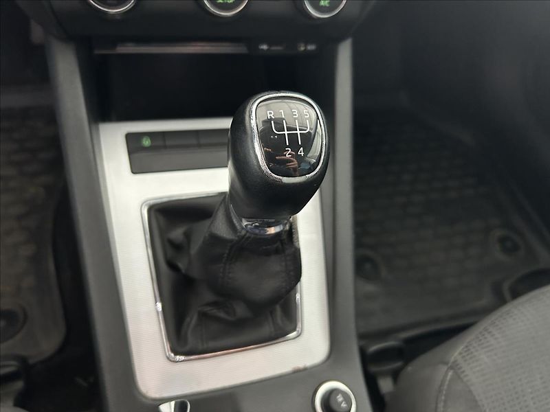 Škoda Octavia 1,6   TDI 77kW,TAŽNÉ,SERVISKA - fotka 19 z 23