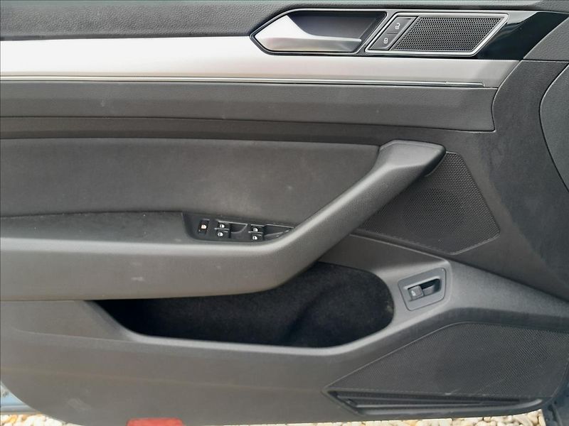 Volkswagen Passat Variant 2.0 TDI 110KW - fotka 20 z 59