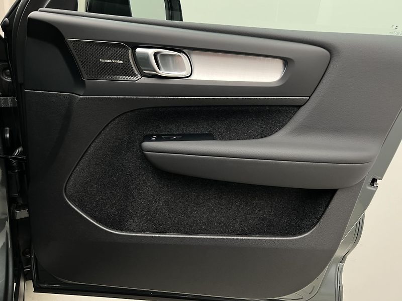 Volvo XC40 (2026) B4 PLUS BLACK EDITION AUT - fotka 7 z 37