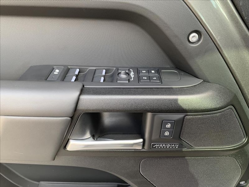Land Rover Defender (2026) 130 D350 X AWD / 7 MÍST* - fotka 26 z 59
