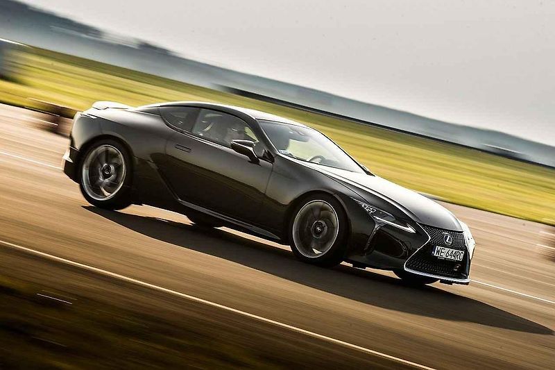 Interiér upraveného Nissanu GT-R.