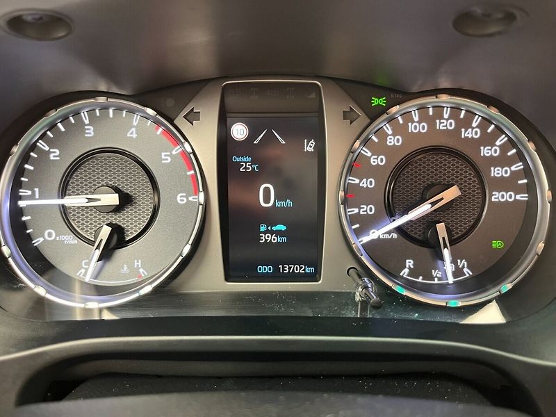 Toyota Hilux Double Cab - 2.8L Diesel - 6 M - fotka 16 z 26