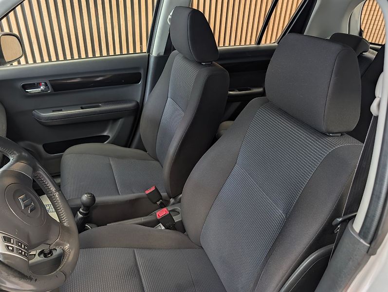Suzuki Swift 1.3i 4x4 - fotka 11 z 24