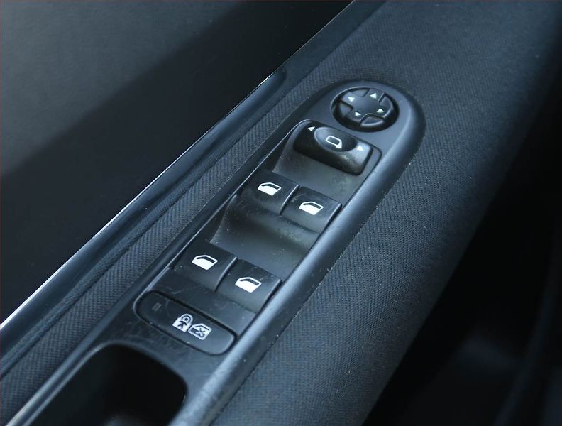 Peugeot 5008 (2013) 1.6 HDi, Automat, 7 míst - fotka 16 z 21