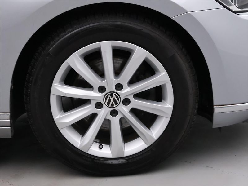 Volkswagen Passat 2,0 TDI 110kW Elegance DSG DPH - fotka 32 z 39