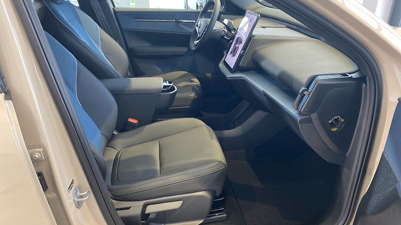 Volvo EX30 (2026) PLUS, P5 electric, 200 kW / 27 - fotka 14 z 15