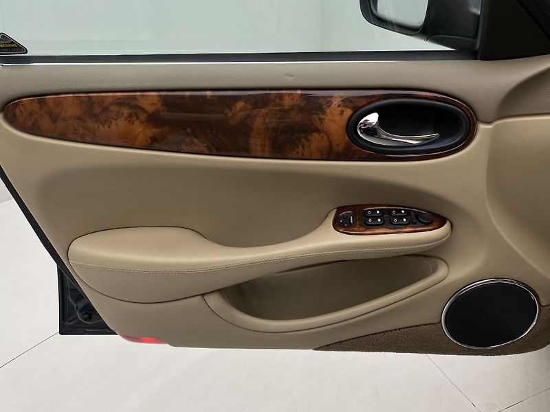 Jaguar XJ V8 4.0 SOVEREIGN AUT - fotka 7 z 31