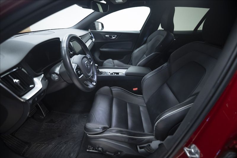 Volvo V60 2,0 D4 R-DESIGN NAVI KAMERA ČR - fotka 20 z 40