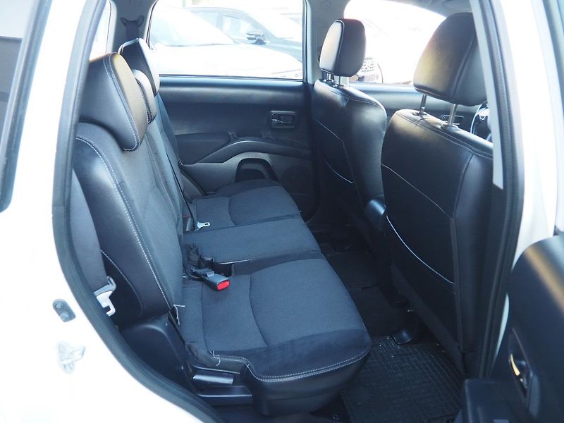 Peugeot 4007 (2010) 2.2 HDI, 115 kW, 4x4, 7 míst - fotka 15 z 39