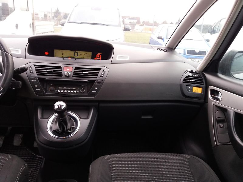 Citroën Grand C4 Picasso 1.6 16V,7.MÍST,SERV.KNÍŽKA!! - fotka 14 z 15