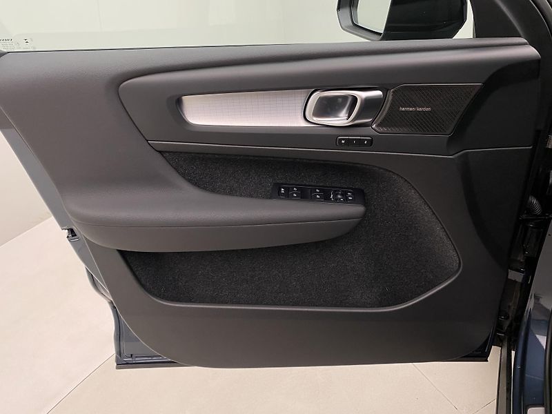 Volvo XC40 (2026) B3 AUT DARK ULTRA  - fotka 7 z 63