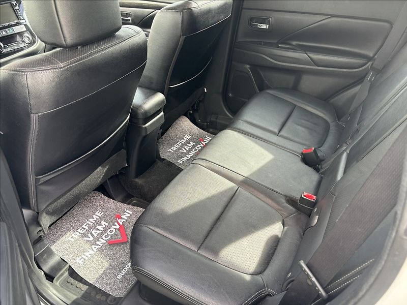 Mitsubishi Outlander 2,3 D Instyle+ 7.míst - fotka 8 z 15