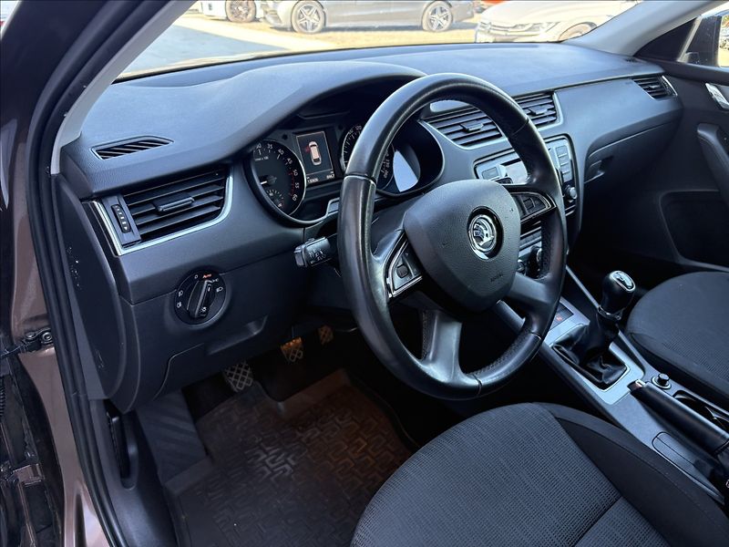 Škoda Octavia 2,0 ČR 1. maj. servis 6 MT - fotka 15 z 25