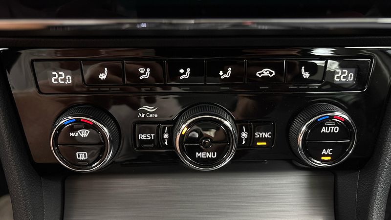 Škoda Superb 2.0 TDI DSG Style Combi - fotka 13 z 25