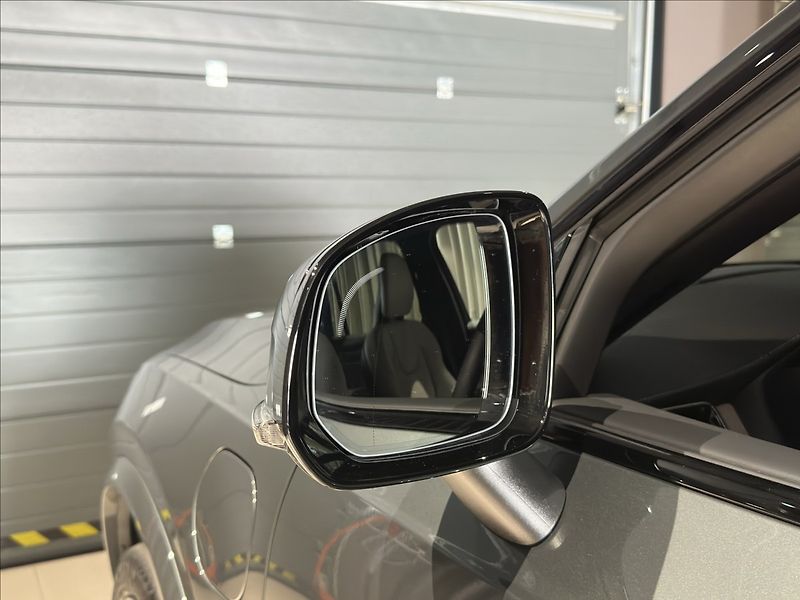 Volvo XC90 (2026) 2,0 T8  Plus Dark - fotka 11 z 37