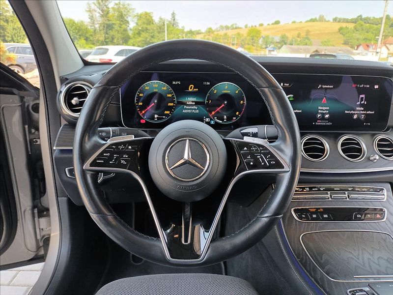 Mercedes-Benz Třídy E 2,0 220d,AMG,4MATIC,PANO,9G - fotka 12 z 33