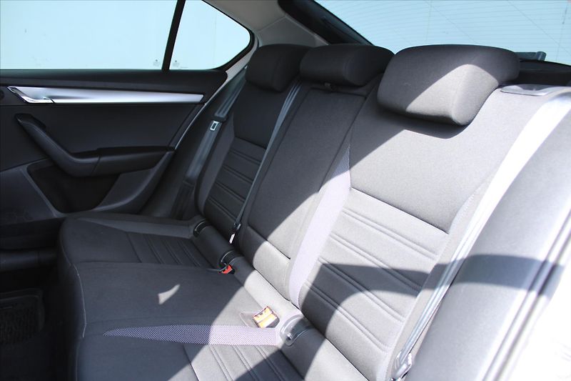 Škoda Octavia 1.6 TDI 85kW LED SERVIS KN. ČR - fotka 11 z 22