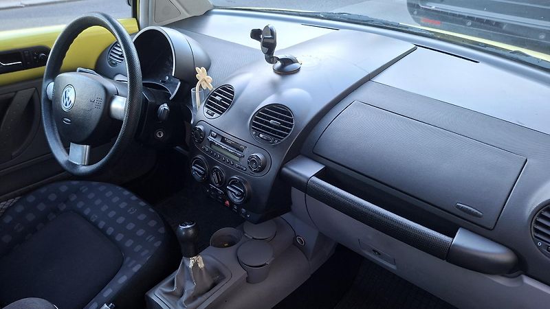 Volkswagen New Beetle (1999) - fotka 9 z 14