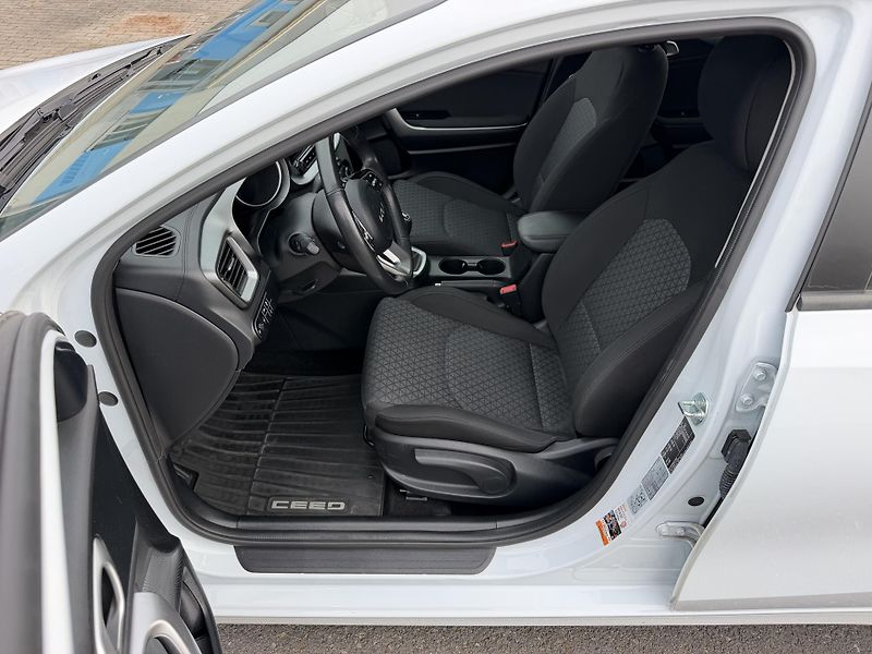 Kia Ceed Kombi 1,5i 103kW  - fotka 14 z 21