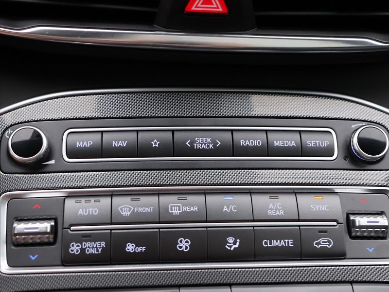 Hyundai Santa Fe 1.6 T-GDI MHEV Style AWD Aut. - fotka 32 z 44