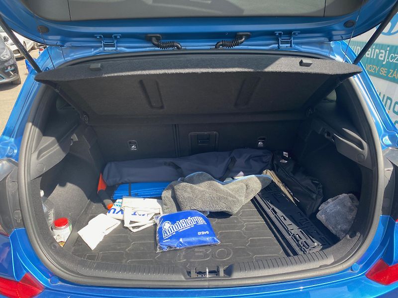 Hyundai i30 1.4 - PREMIUM - NÍZKÉ KM - fotka 6 z 16