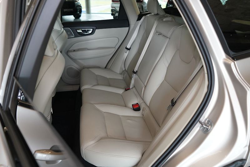 Volvo XC60 B5 ULTRA Dark, Bowers, Masáž - fotka 42 z 46