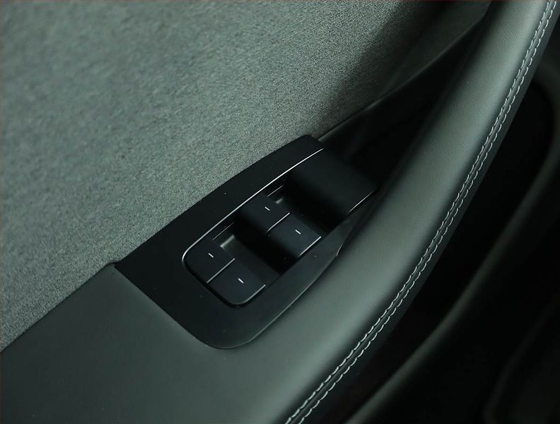 Tesla Model 3 (2023) Standard Range LFP, SoH 96% - fotka 18 z 22