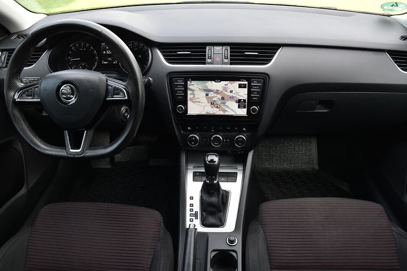 Škoda Octavia 2.0 TDi CR DSG STYLE,NAVI,TEMP - fotka 41 z 50