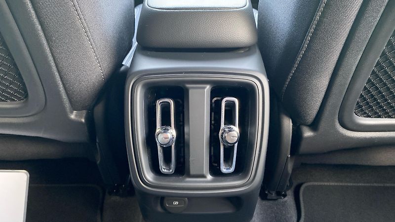 Volvo XC40 CORE, B3 FWD, 120+10 kW / 163+ - fotka 30 z 34