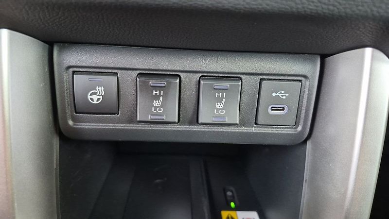 Toyota Corolla Cross 2,0 HEV Style Tech - fotka 18 z 25