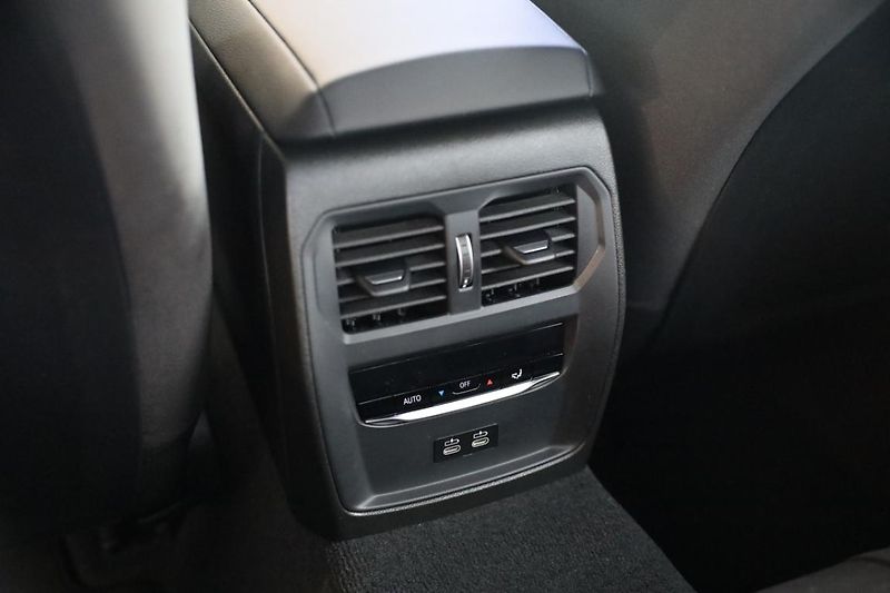 BMW Řada 3 320d xDrive Sedan - fotka 15 z 17