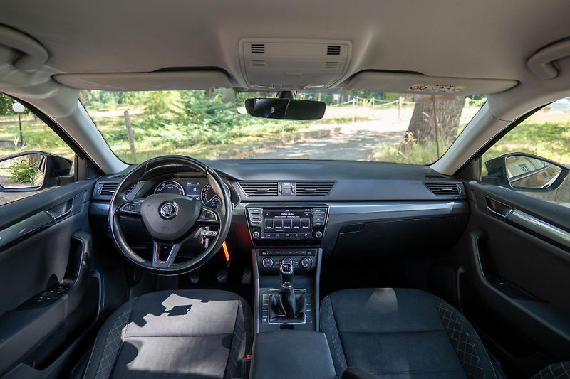 Škoda Superb 1.4 TSI Smartlink DAB PDC - fotka 14 z 28