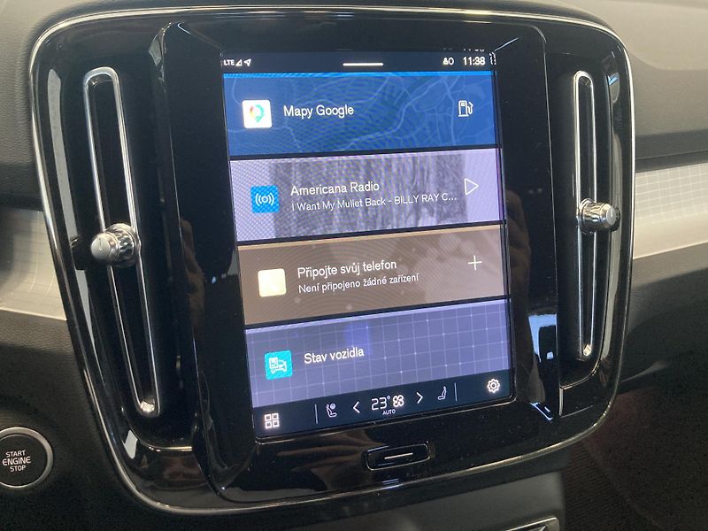 Volvo XC40 B3 FWD PLUS DARK - fotka 20 z 29