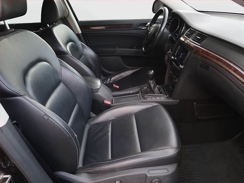 Škoda Superb (2014) 1.6 TDI, Xenony, Tempomat - fotka 9 z 16