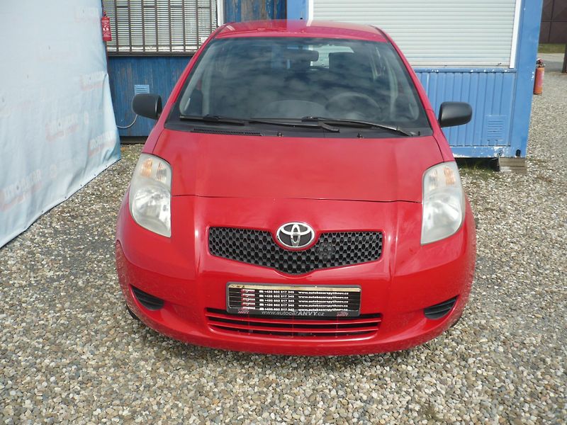 Toyota Yaris 1.0i 51Kw - fotka 2 z 24