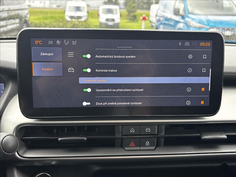 Jeep Avenger 1,2 Turbo e-hybrid Summit - fotka 35 z 42