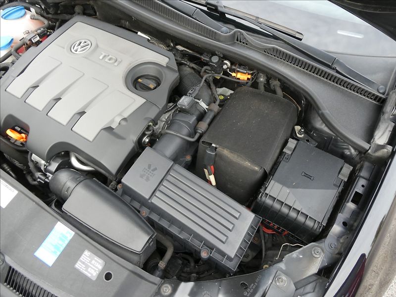Volkswagen Golf 1,6 TDi 77kW serviska, závěs - fotka 36 z 43