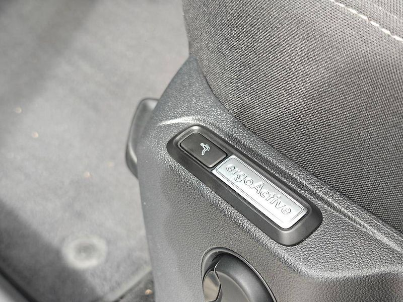 Volkswagen Tiguan Elegance 4Motion 2,0TDI - fotka 23 z 28