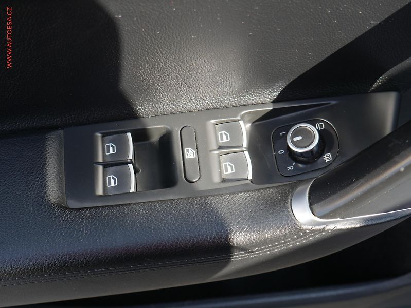 Volkswagen Passat (2012) 2.0TDi, ČR, Highline, DSG - fotka 11 z 17