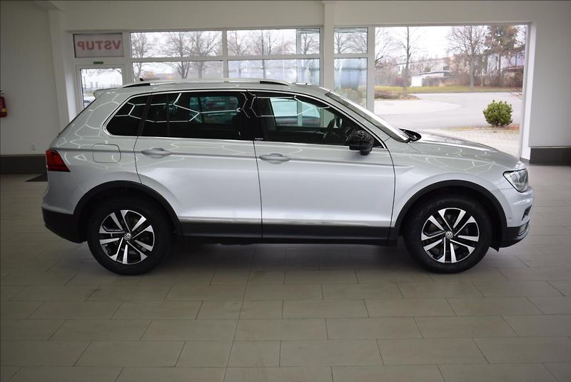 Volkswagen Tiguan 2,0 TDi, virtual,pano,navi, - fotka 3 z 44