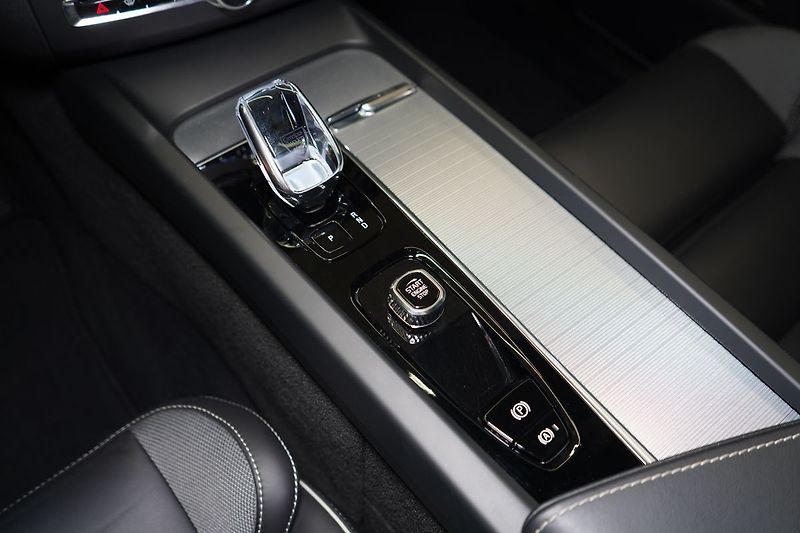 Volvo XC60 T8 PLUS Black Edition, 360°,HK - fotka 39 z 47