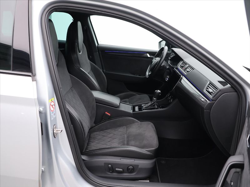 Škoda Superb 2,0 TDI 140kW DSG Sportline - fotka 12 z 28