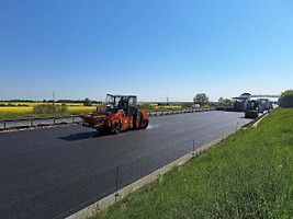 Doprava je nyní u Unhoště vedena v režimu 2+1 jízdní pruh. Ve směru na Prahu jsou řidičům k dispozici dva jízdní pruhy, ve směru na Karlovy Vary jeden.