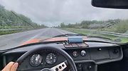 Majitelé automobilových veteránů absolvovali čtyřdenní závod Oldtimer Express. Pohled z jednoho z jedoucích vozů.