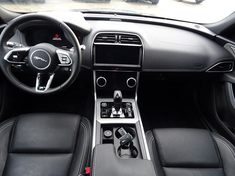 Jaguar XE D180 R - Dynamic SE - fotka 18 z 47