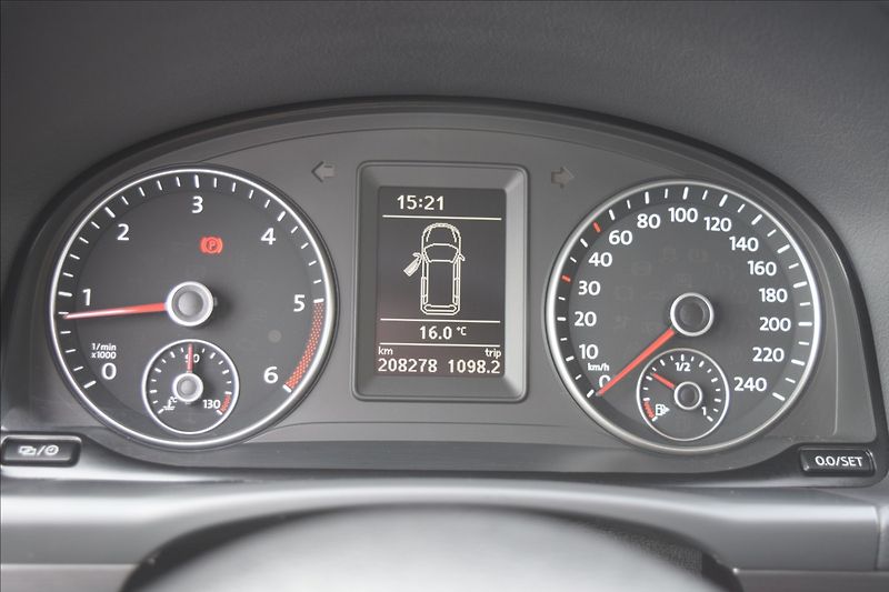 Volkswagen Touran 1,6 TDI 77KW BIXENON TAŽNÉ - fotka 27 z 40