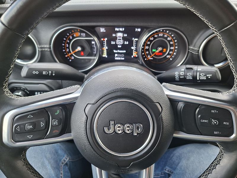 Jeep Wrangler (2021) SAHARA 4x4 Unlimited, TOP   - fotka 27 z 52