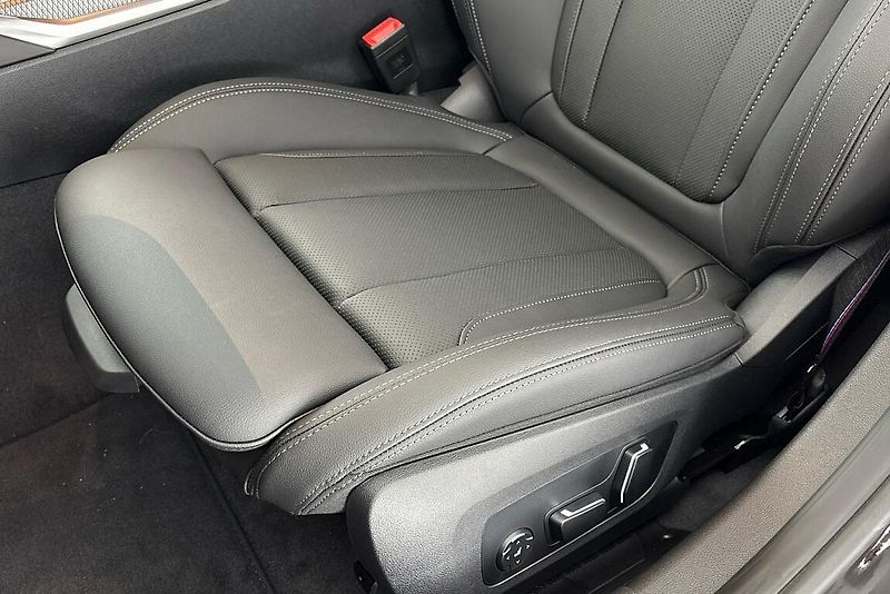 BMW Řada 3 řady 3 | 330d xDrive - fotka 7 z 28