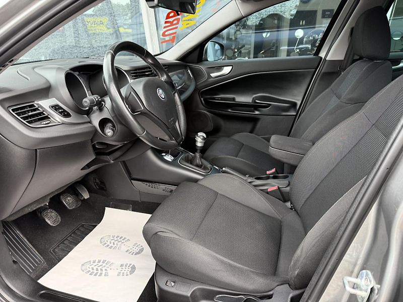 Alfa Romeo Giulietta 1,4 TB 125kW Xenony - fotka 15 z 36