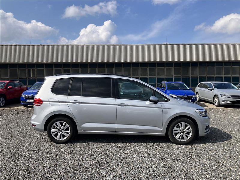 Volkswagen Touran 2,0 TAŽNÉ, LED,APPLE CAR PLAY - fotka 6 z 21